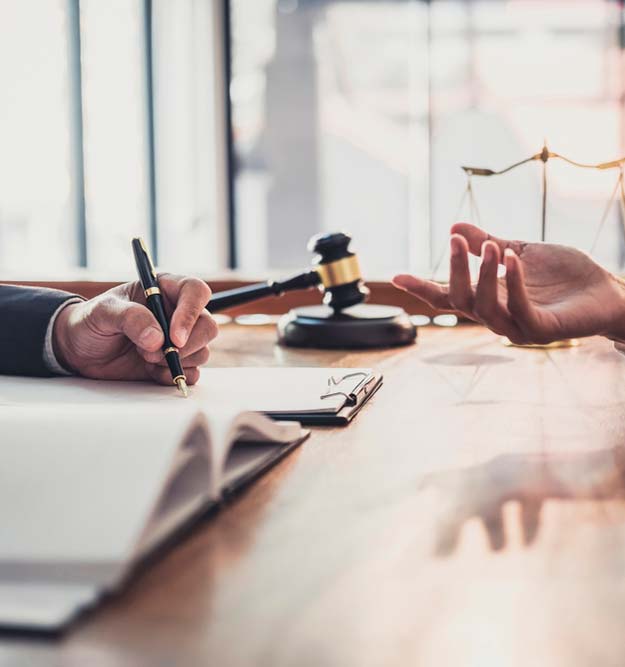 Abogado firmando un contrato