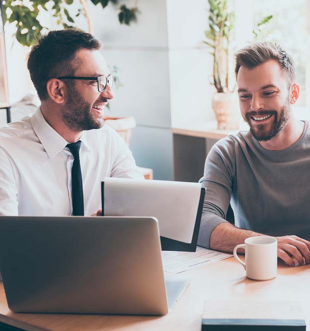 Un contador mostrando datos a su cliente
