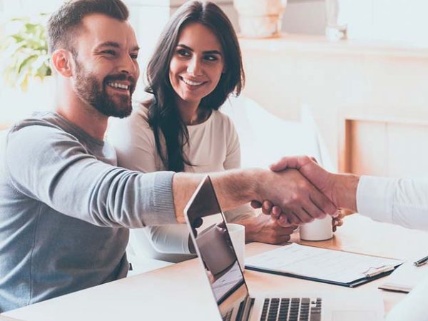 Dos personas cerrando un trato