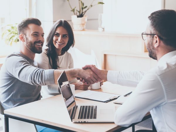 Pareja cerrando un trato