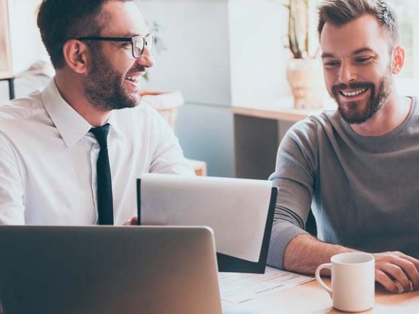 Un contador mostrando datos a su cliente